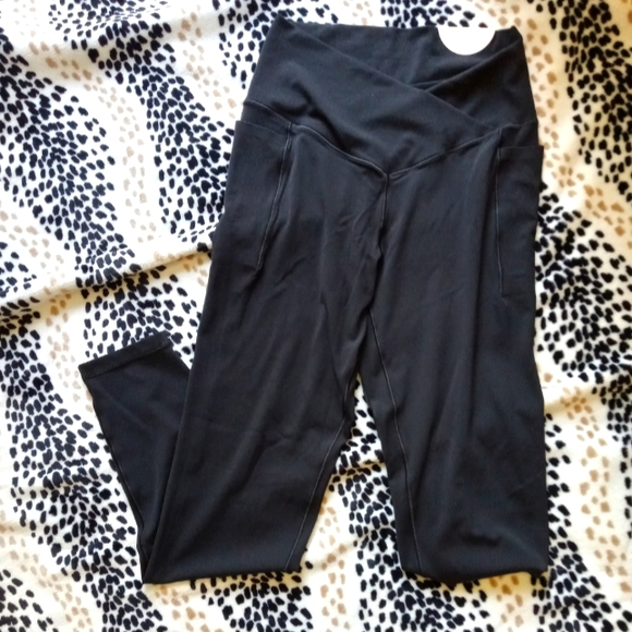 aerie Pants - Aerie American Eagle Black high waisted leggings w/ V-cut NEW Size large long